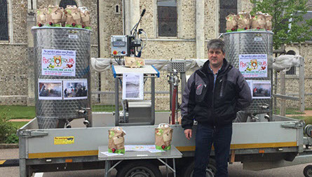 Stéphane ramassant des pommes à l'aide d'un tracteur.