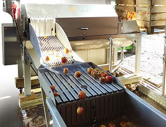 Stéphane distillant de l'alcool de fruits sur son alambic.
